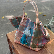 Load image into Gallery viewer, 西班牙設計師/Woven Cotton Tote Bag - Blue Tassel - OBEIOBEI