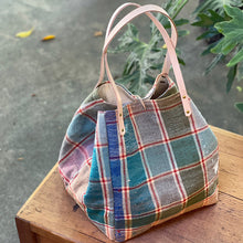 Load image into Gallery viewer, 西班牙設計師/Woven Cotton Tote Bag - Blue Tassel - OBEIOBEI