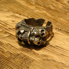 Load image into Gallery viewer, WHITEVALENTINE/Large skull ring - OBEIOBEI