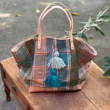 Load image into Gallery viewer, 西班牙設計師/Woven Cotton Tote Bag - Blue Tassel - OBEIOBEI