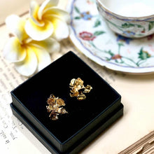Load image into Gallery viewer, Cecile Boccara/Gold flower earrings