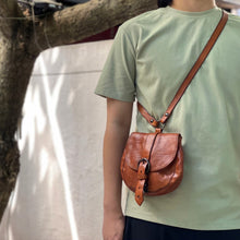 Load image into Gallery viewer, Campomaggi/Cognac Small Shoulder Bag