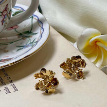 Load image into Gallery viewer, Cecile Boccara/Gold flower earrings