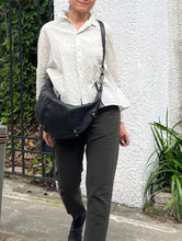 Load image into Gallery viewer, 日本Ampersand/Black Croissant Bag