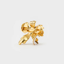 Load image into Gallery viewer, Cecile Boccara/White flower brooch