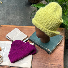 Load image into Gallery viewer, 日本設計師帽款/Magenta Alpaca Knitting Cap
