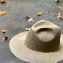 Load image into Gallery viewer, Reinhard Plank/Felt Hat (Black/White Gold)