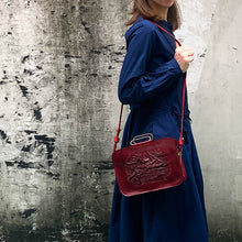 Load image into Gallery viewer, Munoz Vrandecic/Red Picture Bag - OBEIOBEI
