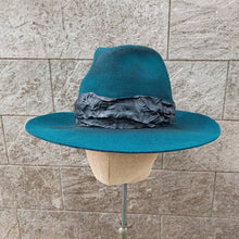 Load image into Gallery viewer, Move/Green Felt Hat - OBEIOBEI