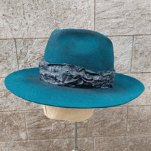 Load image into Gallery viewer, Move/Green Felt Hat - OBEIOBEI