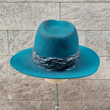 Load image into Gallery viewer, Move/Green Felt Hat - OBEIOBEI