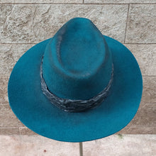 Load image into Gallery viewer, Move/Green Felt Hat - OBEIOBEI