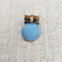 Load image into Gallery viewer, Tutti Gufi/Owl Pin (Blue/Red/White) - OBEIOBEI