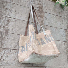 Load image into Gallery viewer, Delle Cose/Coated Canvas Tote bag - OBEIOBEI