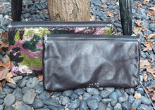 Load image into Gallery viewer, Delle Cose/Two-way flat clutch (Camouflage Sequin/Black) - OBEIOBEI