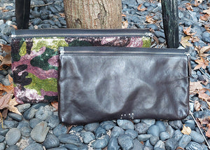 Delle Cose/Two-way flat clutch (Camouflage Sequin/Black) - OBEIOBEI