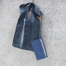 Load image into Gallery viewer, Delle Cose/Small navy post canvas bag - OBEIOBEI