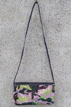 Load image into Gallery viewer, Delle Cose/Two-way flat clutch (Camouflage Sequin/Black) - OBEIOBEI