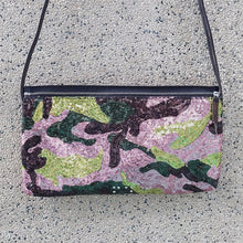 Load image into Gallery viewer, Delle Cose/Two-way flat clutch (Camouflage Sequin/Black) - OBEIOBEI
