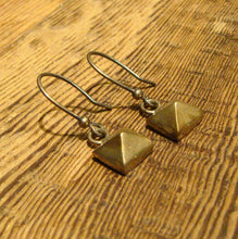 Load image into Gallery viewer, WHITEVALENTINE/Pyramid earrings - OBEIOBEI