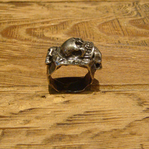 WHITEVALENTINE/Large skull ring - OBEIOBEI