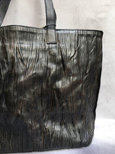 Load image into Gallery viewer, Numero 10/Black pleated large tote bag - OBEIOBEI