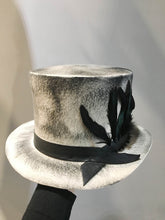 Load image into Gallery viewer, Move/Grey Top Hat (big feather) - OBEIOBEI