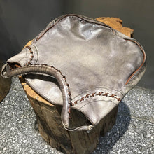 Load image into Gallery viewer, Numero 10/Super soft grey lambskin hobo - OBEIOBEI