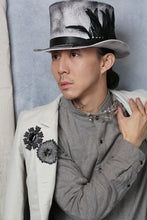 Load image into Gallery viewer, Move/Grey Top Hat (big feather) - OBEIOBEI