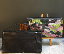 Load image into Gallery viewer, Delle Cose/Two-way flat clutch (Camouflage Sequin/Black) - OBEIOBEI