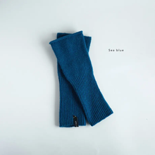Load image into Gallery viewer, 日本設計師帽款/Cashmere Knitting Gloves (Black/Beige/Sea Blue) - OBEIOBEI